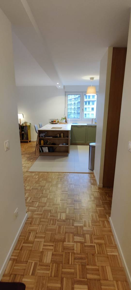 Avant/Après de l'entrée vue sur cuisine appartement à Lyon 8ème