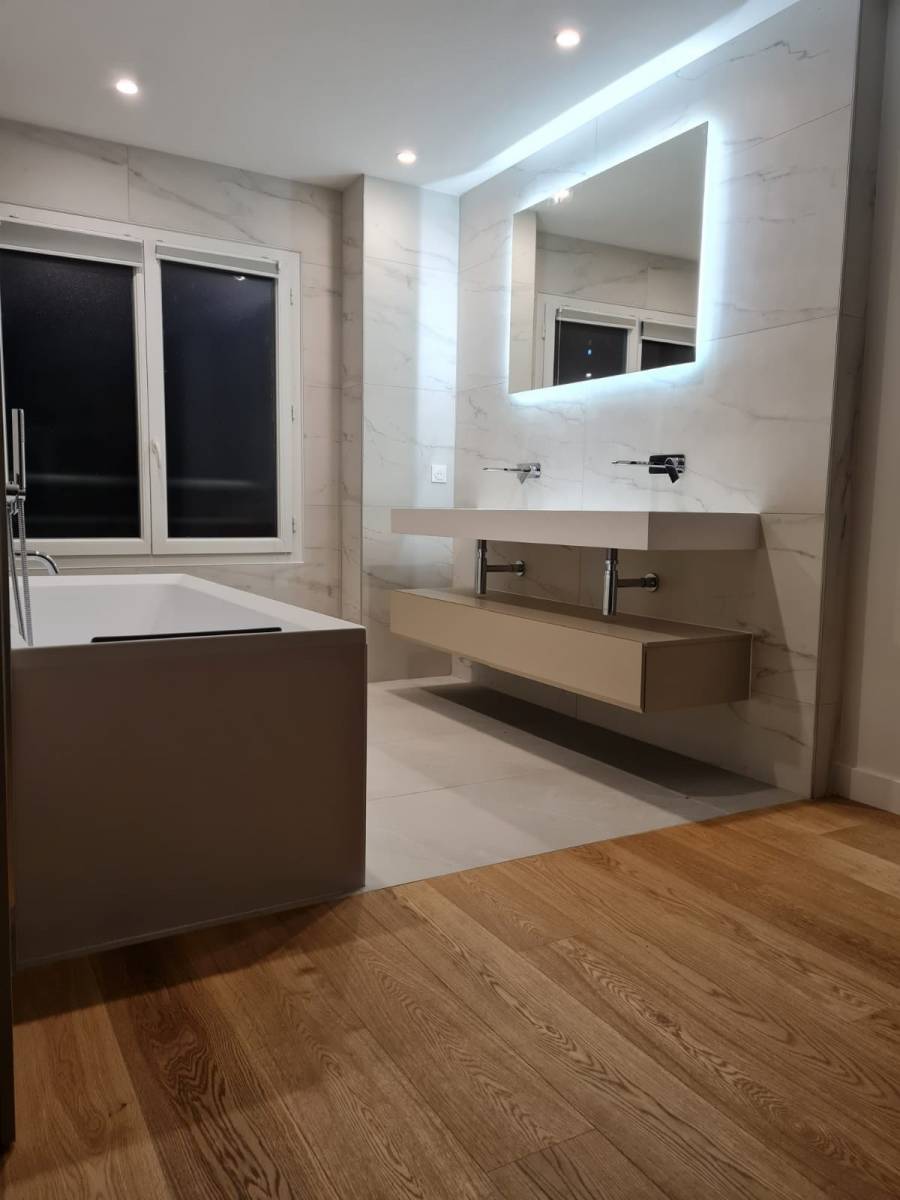 Salle de bain éclairée par le miroir LED, Pays de Gex